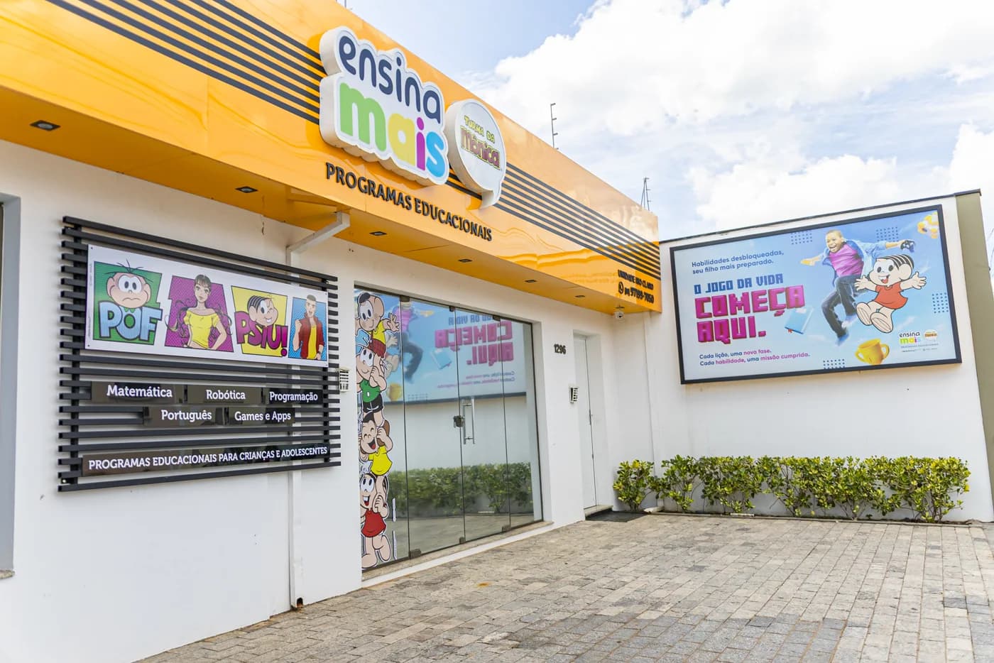 Fachada de uma escola Ensina Mais Turma da Mônica