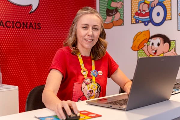 Educadora da Ensina Mais em ambiente com identidade da Turma da Mônica